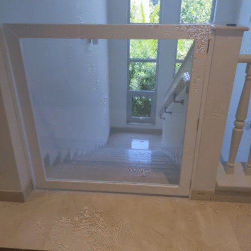Baby Gate Willow-Wooden Frame with Clear Plexiglas Panel